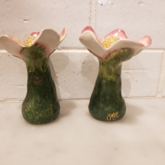 J McCall Signed Ceramic Dogwood Salt And Pepper Shakers - Picture 4 of 8
